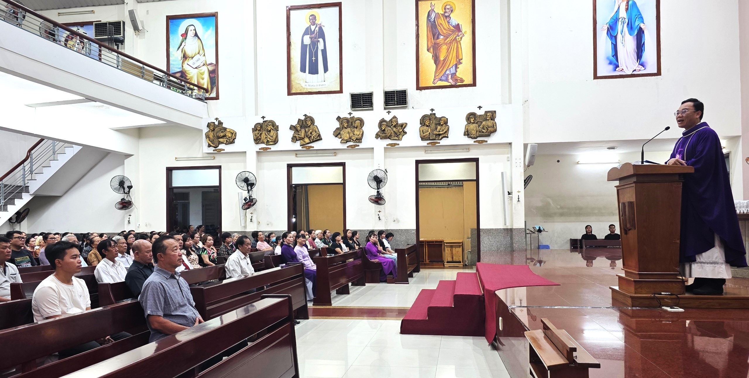 Giáo xứ Phú Hòa: Tĩnh tâm, tin vào Đấng là sự sống - Con đường trở về dẫn đến Phục Sinh