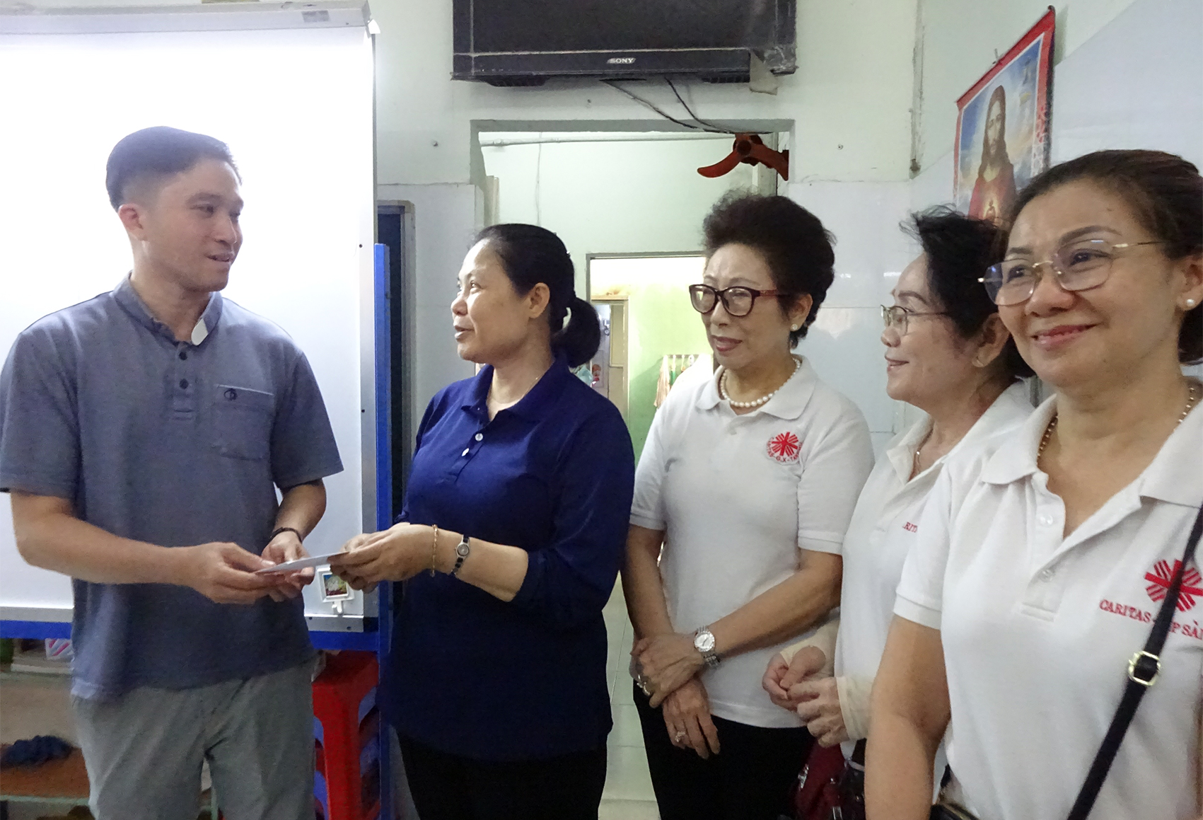 Ban Caritas giáo xứ Tân Phú bác ái trước ngày Tam Nhật Thánh 2025
