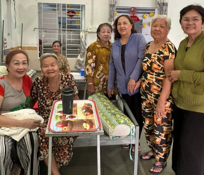 Presidium Đức Mẹ Mân Côi Giáo xứ Hòa Hưng đến với Nhà Dưỡng lão Vinh Sơn