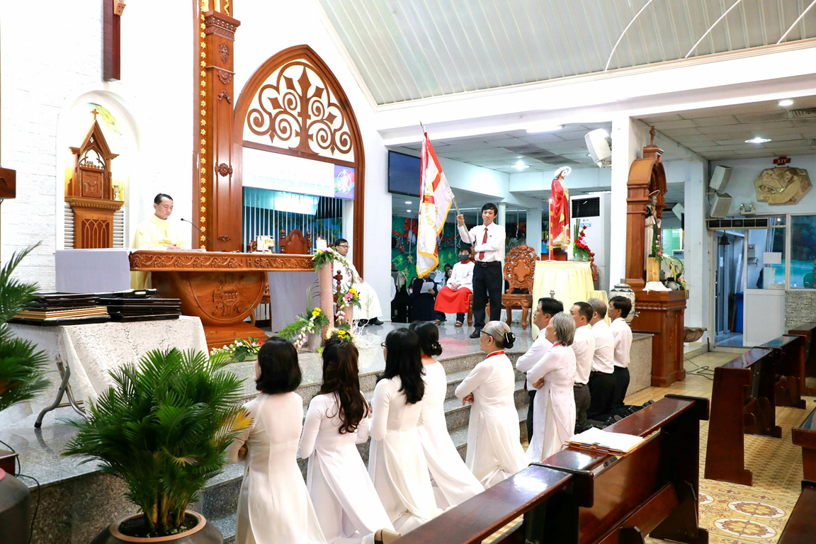 Giáo xứ Thánh Martinô: Bổn mạng Gia đình Phạt tạ Thánh Tâm và kỷ niệm 11 năm thụ phong linh mục chánh xứ