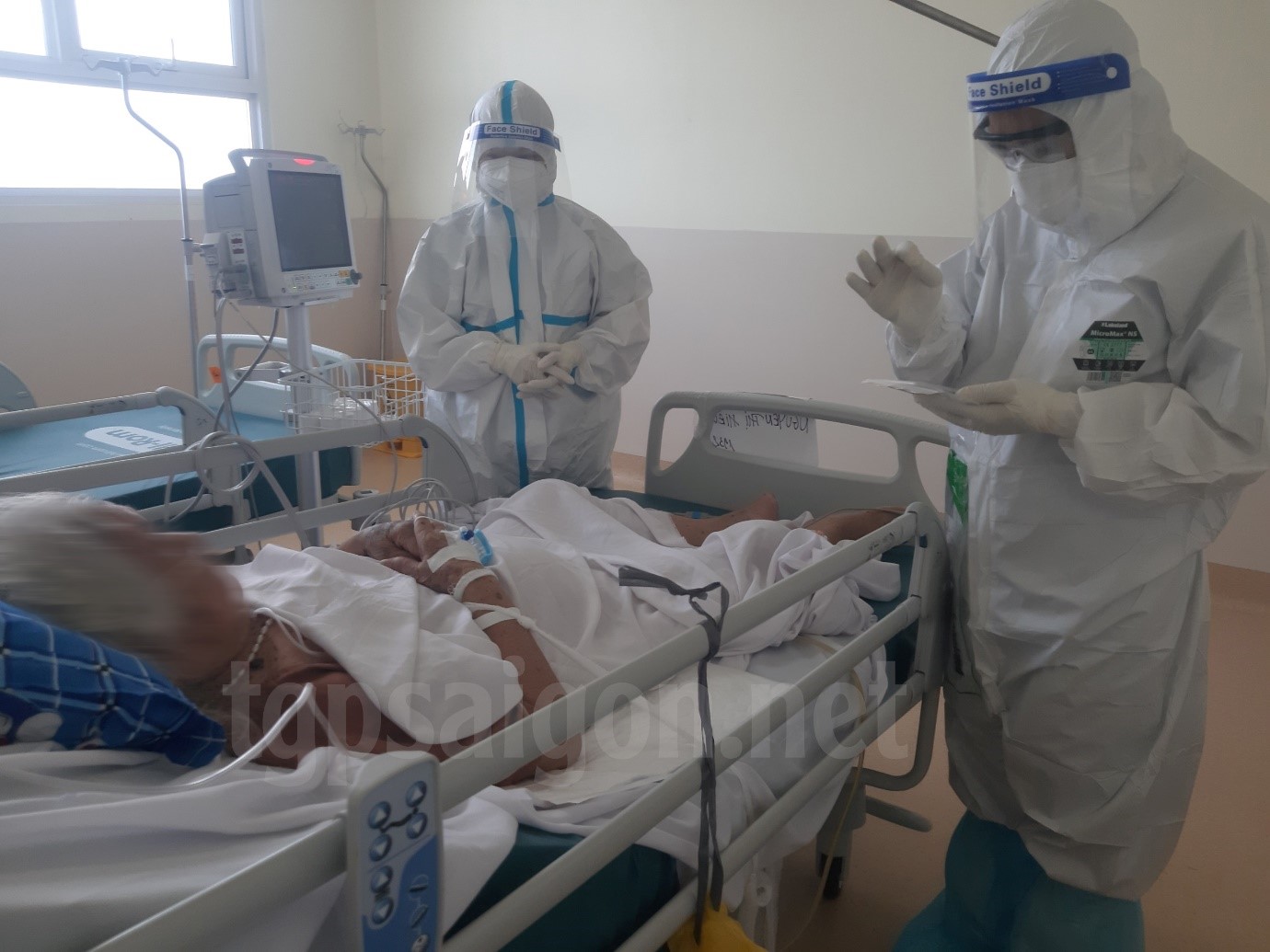 Người linh mục trong bộ đồ bảo hộ nơi bệnh viện dã chiến