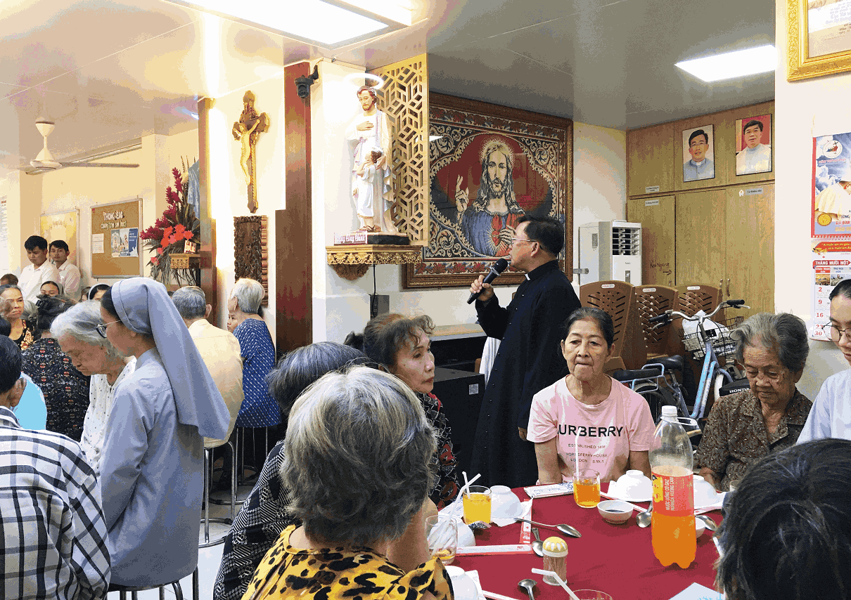 Giáo xứ Đức Mẹ Hòa Bình Vườn Chuối: Bữa cơm trưa với người nghèo