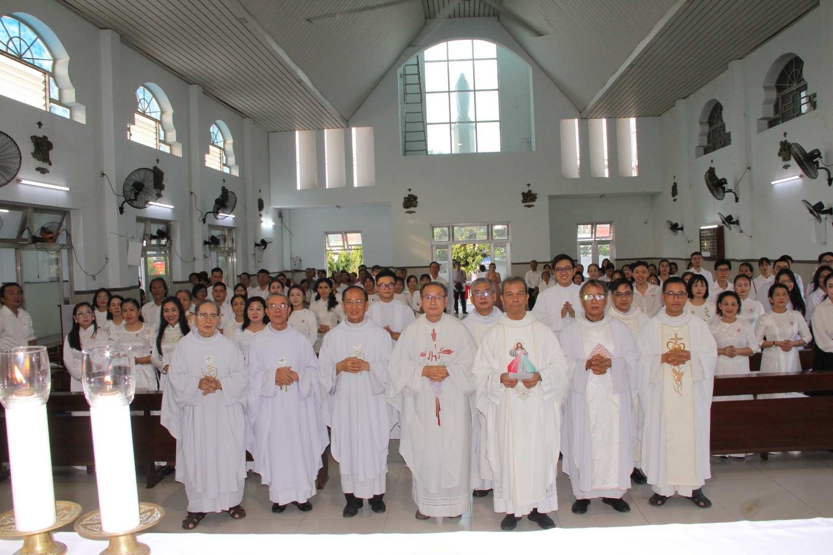 Dòng Mẹ Chúa Cứu Chuộc: Thánh lễ tận hiến cho các anh chị thuộc khóa IV - Gia Đình Tận Hiến Trẻ