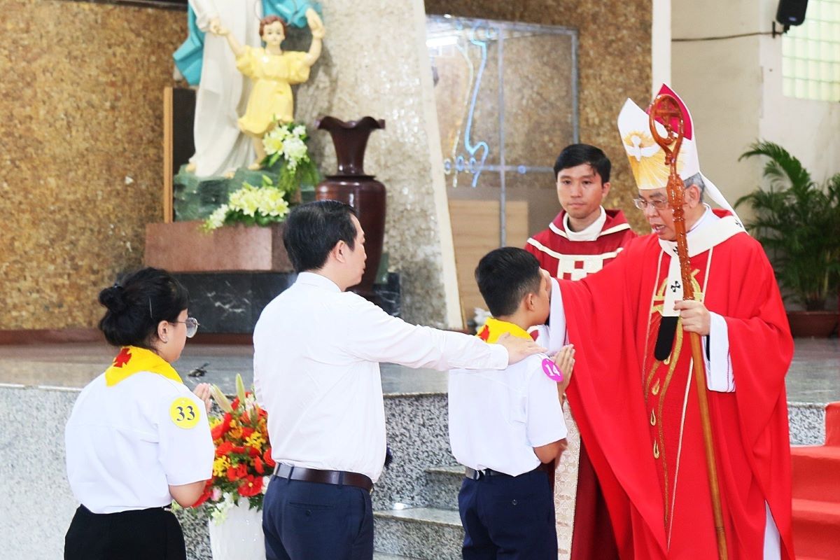 GX Tân Phú: Đức Tổng Giám Mục thăm Mục vụ và ban Bí tích Thêm Sức