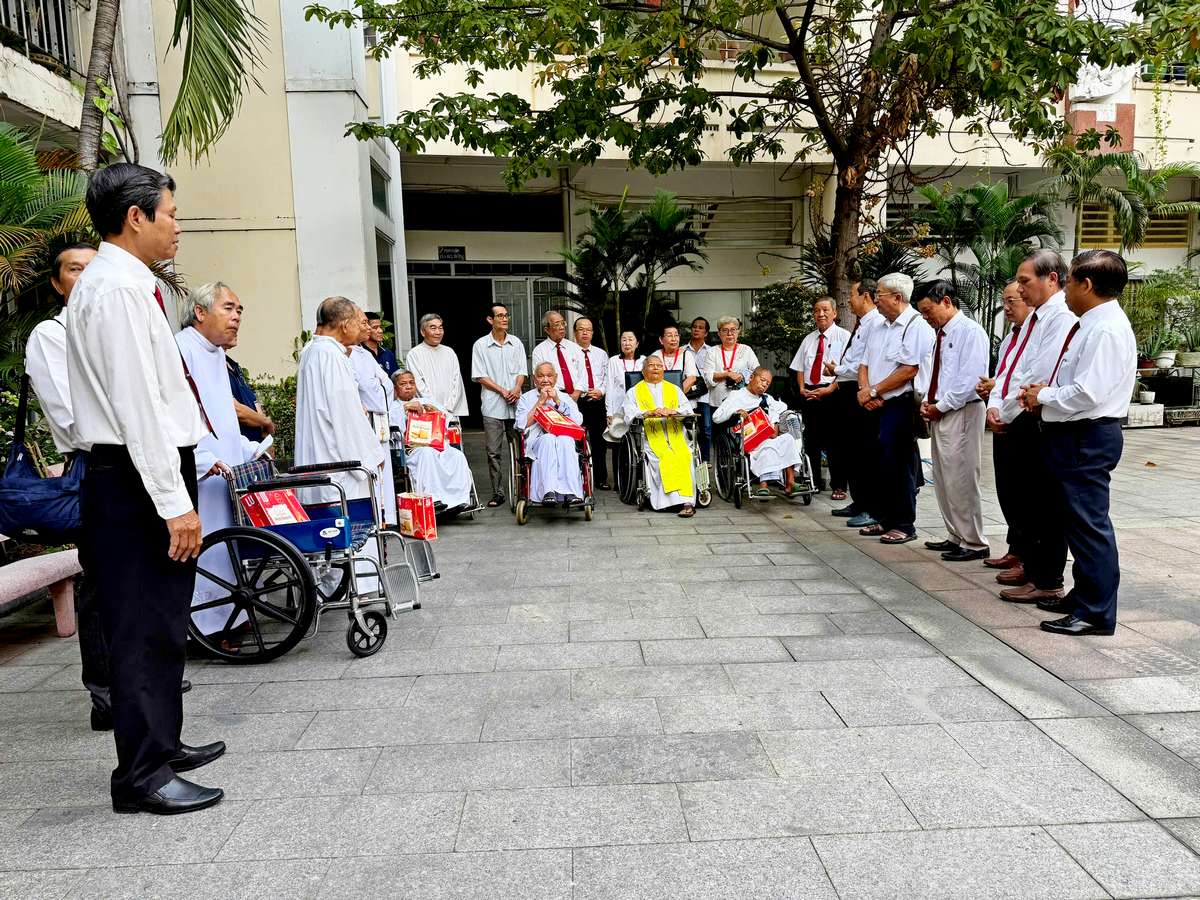 Gia Đình Phạt Tạ Thánh Tâm hạt Tân Định thăm các Linh mục hưu dưỡng Dòng Chúa Cứu Thế - 2025