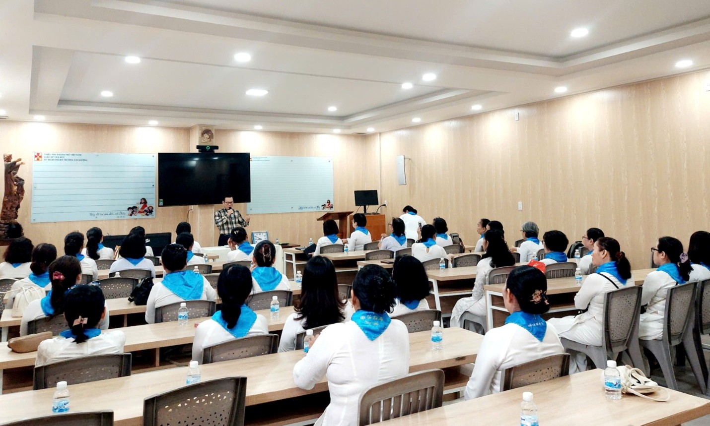 Linh mục tân linh hướng gặp gỡ Hội các Bà Mẹ Công Giáo hạt Thủ Thiêm