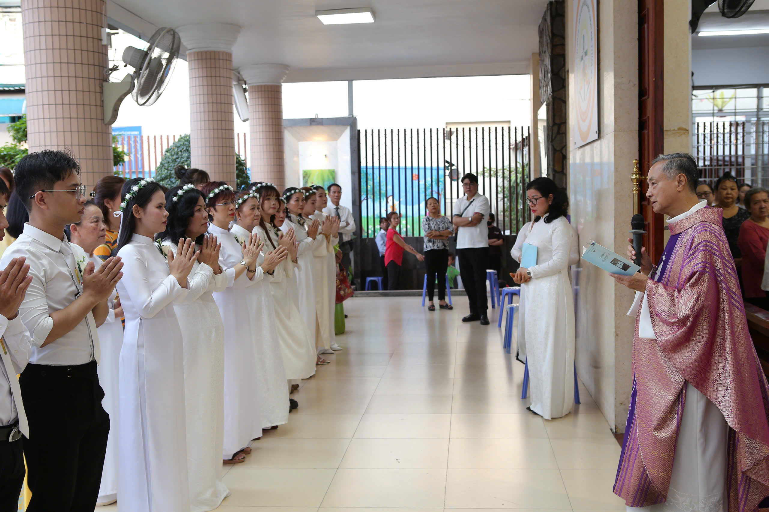 Giáo xứ Tân Việt: Thánh lễ ban các Bí tích Khai tâm Kitô giáo cho 19 dự tòng