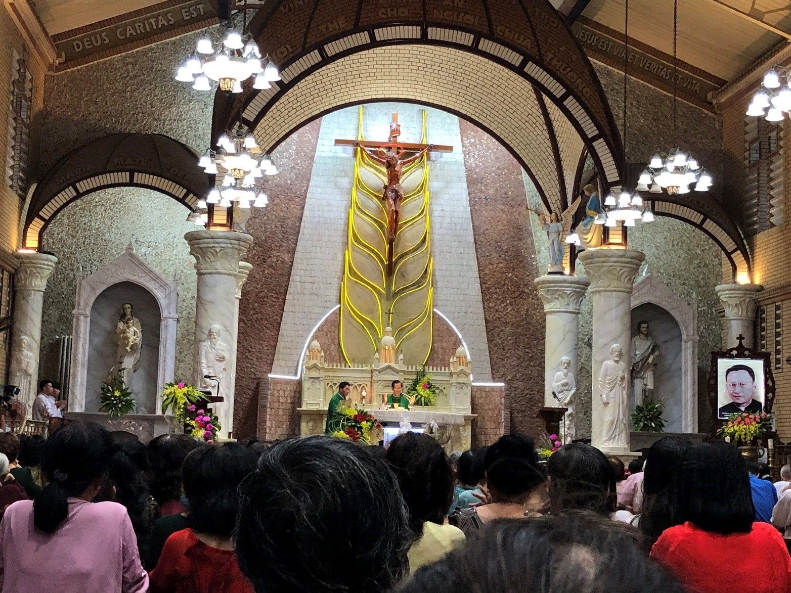 Giáo Xứ Hoàng Mai và cựu học sinh trường Thánh Vinh Sơn Liêm “Uống nước nhớ nguồn”