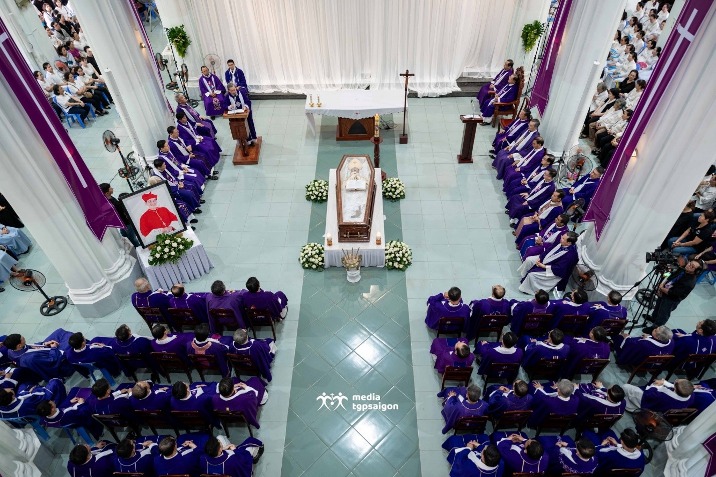 Linh mục Liên giáo hạt đồng tế Thánh lễ cầu nguyện cho Đức cố Hồng Y Gioan Baotixita Phạm Minh Mẫn