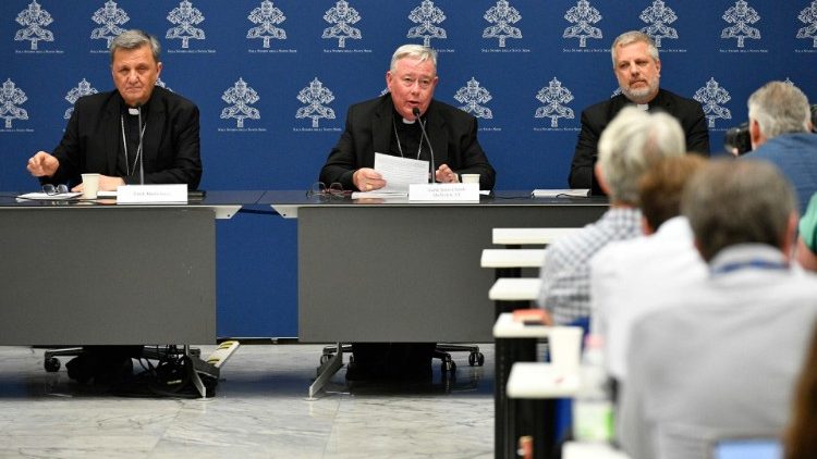Đức Hồng y Hollerich: “Học cách nhìn giáo hội hoàn vũ trong các giáo hội địa phương”