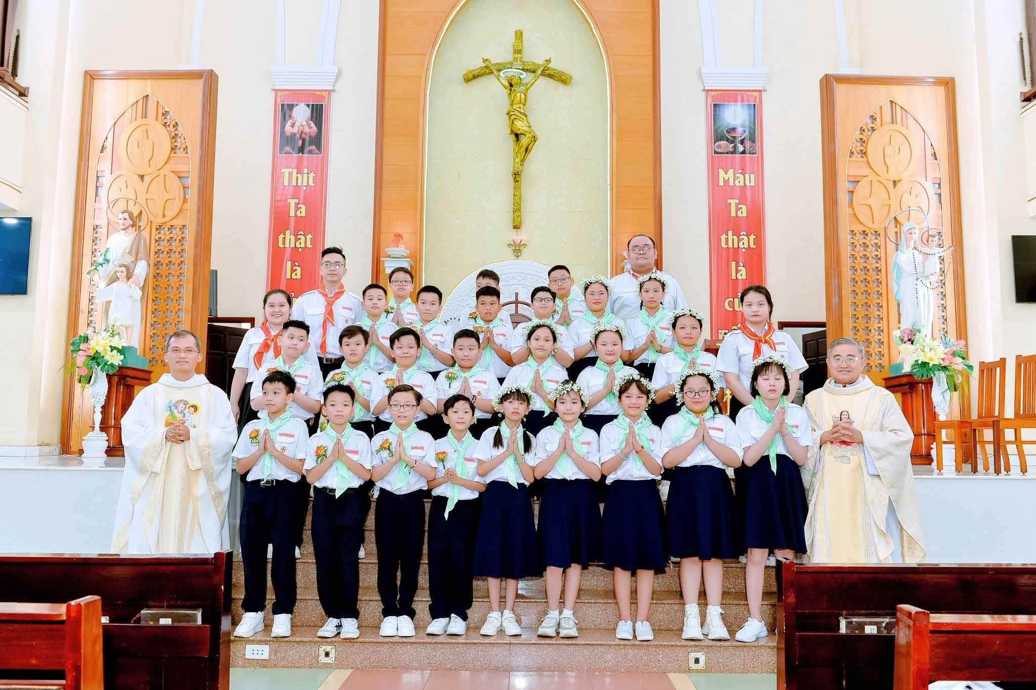 Giáo xứ Hà Nội: Thánh lễ ban bí tích Thánh Thể