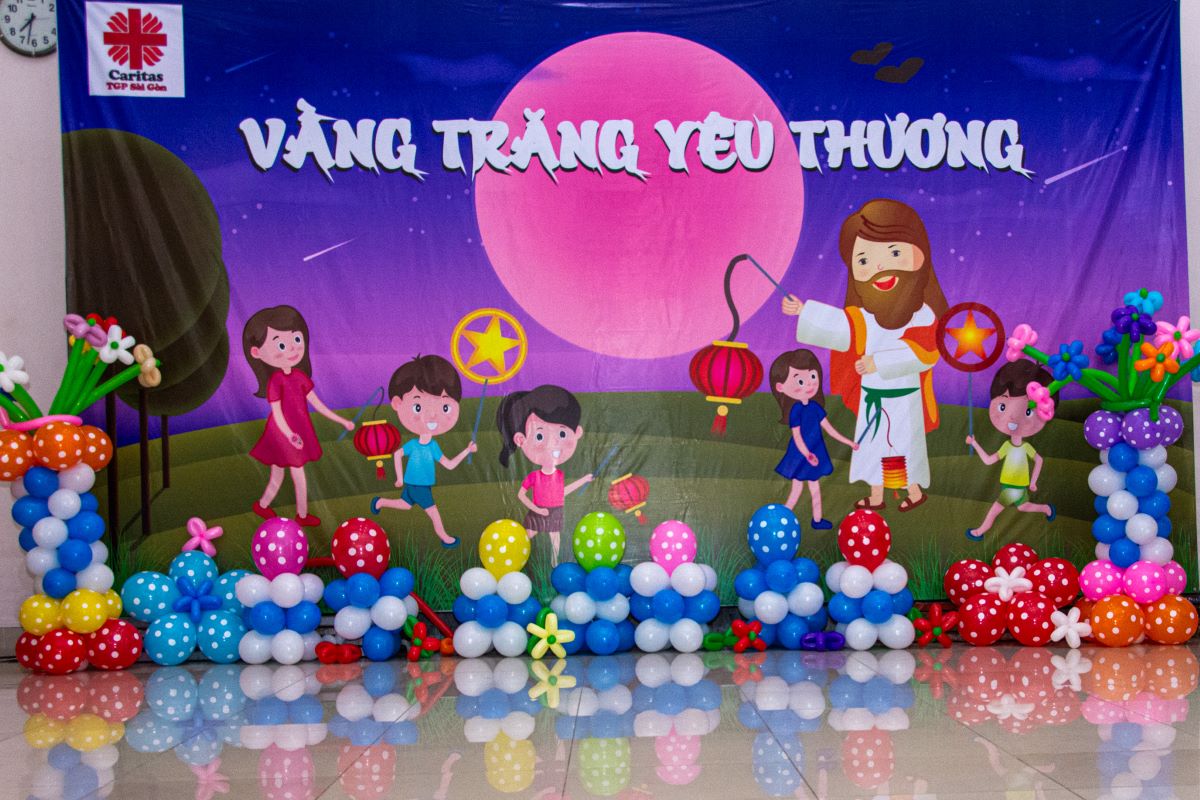 Ban Catitas Sài Gòn: Vầng Trăng Yêu Thương đến với trẻ em khuyết tật