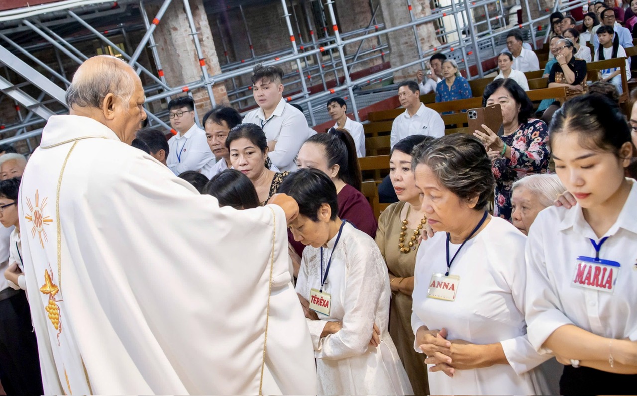 Thánh lễ ban các Bí tích Khai Tâm tại giáo xứ Gia Định