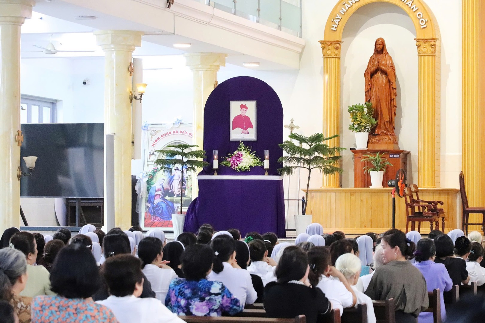 Thánh lễ phát tang và cầu nguyện cho Đức cố Hồng Y Gioan Baotixita Phạm Minh Mẫn tại Giáo xứ Tân Đông