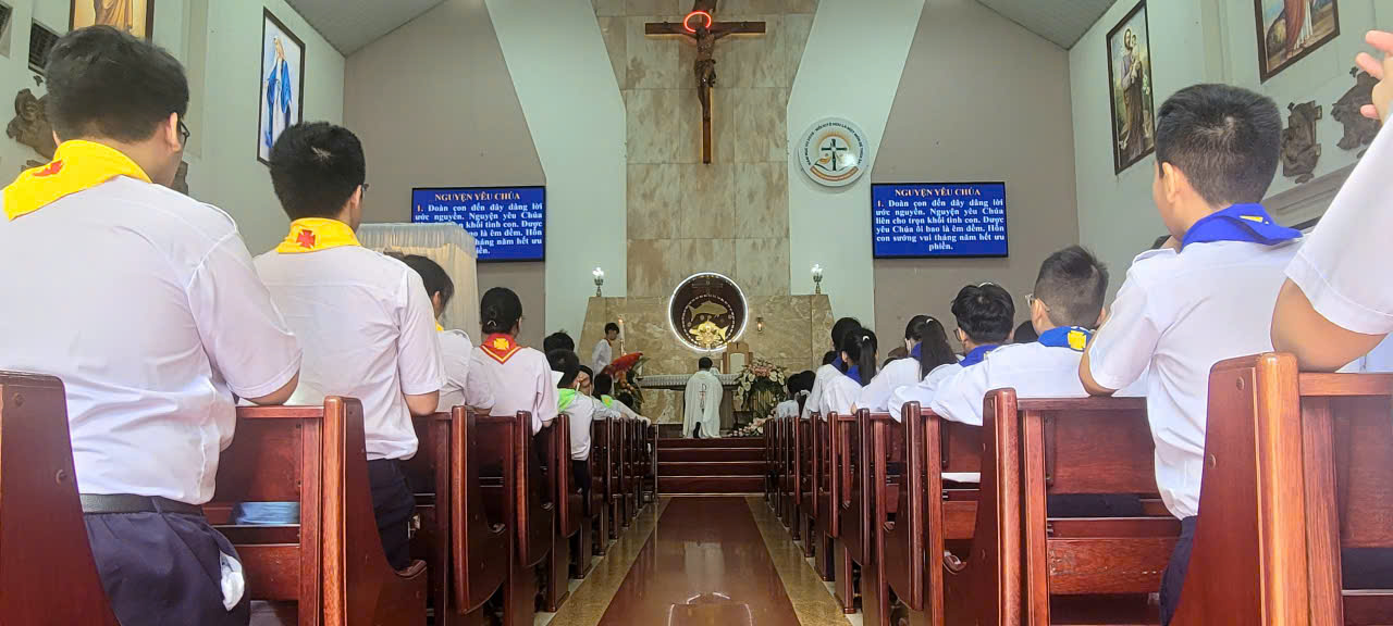 Giáo xứ Phú Hòa: Chầu Thánh Thể, trở về nguồn mạch sự sống