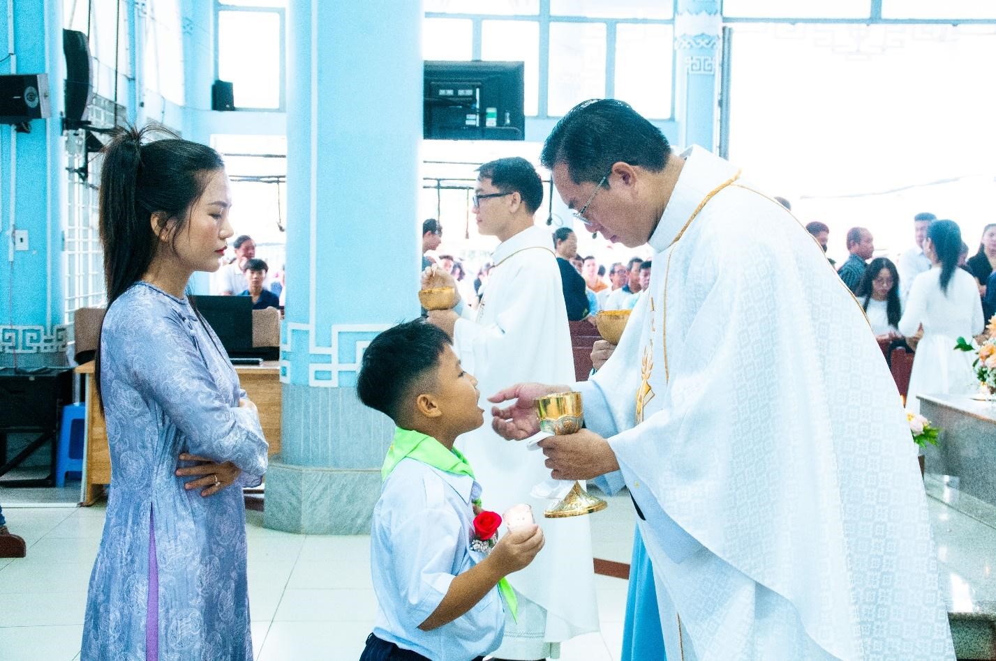 Niềm vui lãnh nhận Bí tích Thánh Thể của thiếu nhi giáo xứ Long Thạnh Mỹ