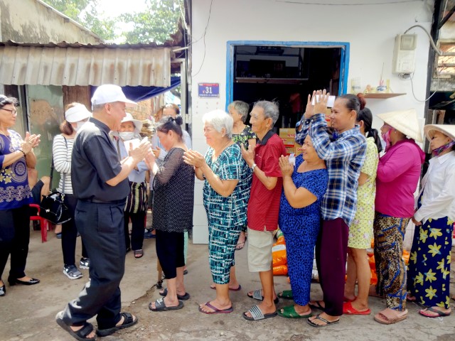 Ban Bác ái Xã hội Doanh nhân Công giáo: Thăm và tặng quà nơi 4 xóm nghèo quận Bình Thạnh ngày 26-10-2023