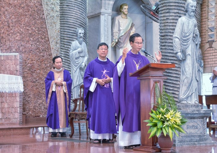 Giáo hạt Xóm Mới: Thánh lễ cầu nguyện cho các đấng bậc và giáo dân đã qua đời vì dịch Covid 26-11-2022