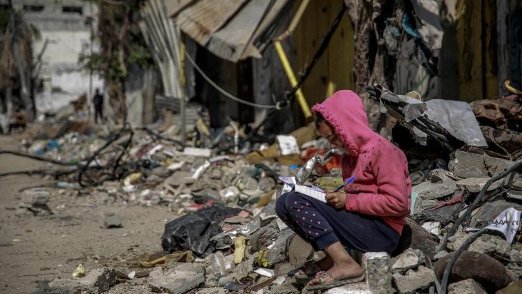 Cha sở giáo xứ Công giáo ở Gaza: Đường phố trở thành nghĩa trang