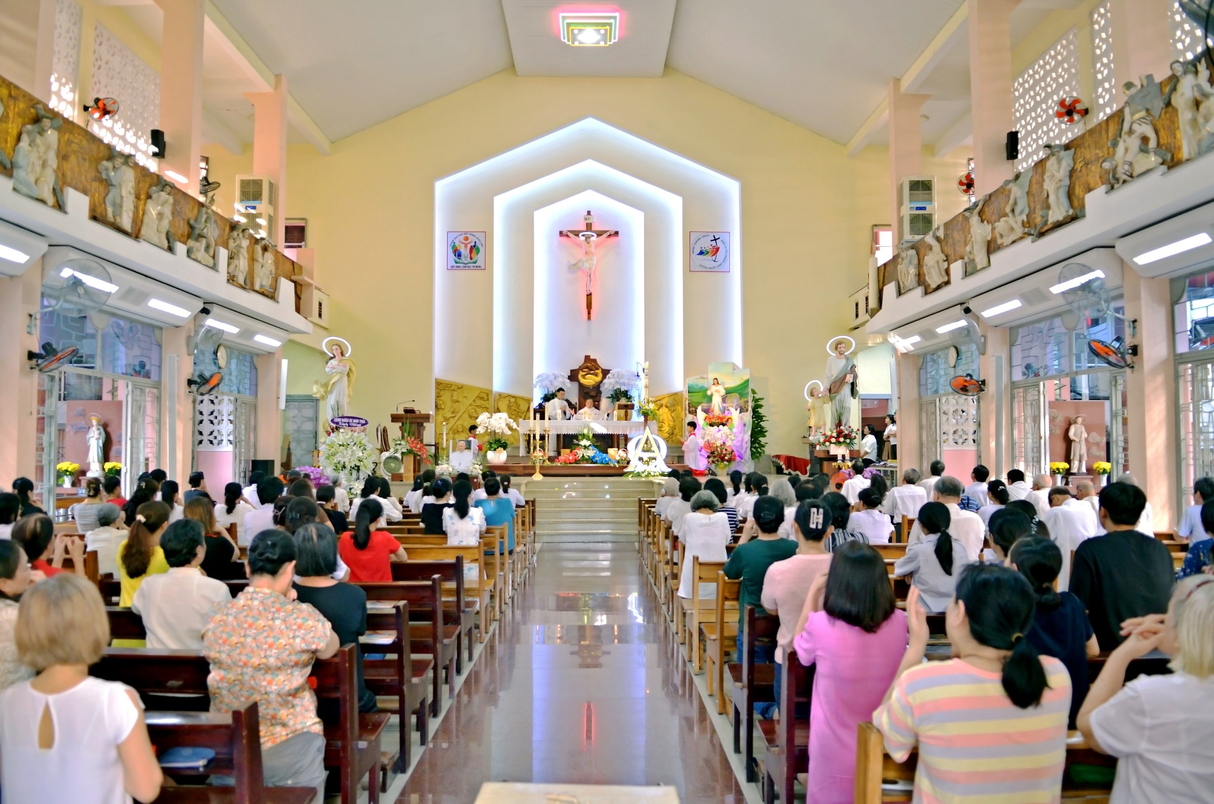 Thánh lễ kính Lòng Thương Xót Chúa tại giáo xứ Nam Thái