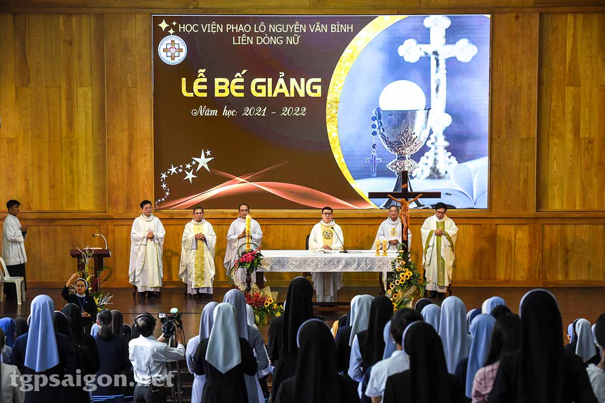 Thánh lễ Bế giảng Khóa Thần học Liên dòng nữ niên khóa 2021-2022