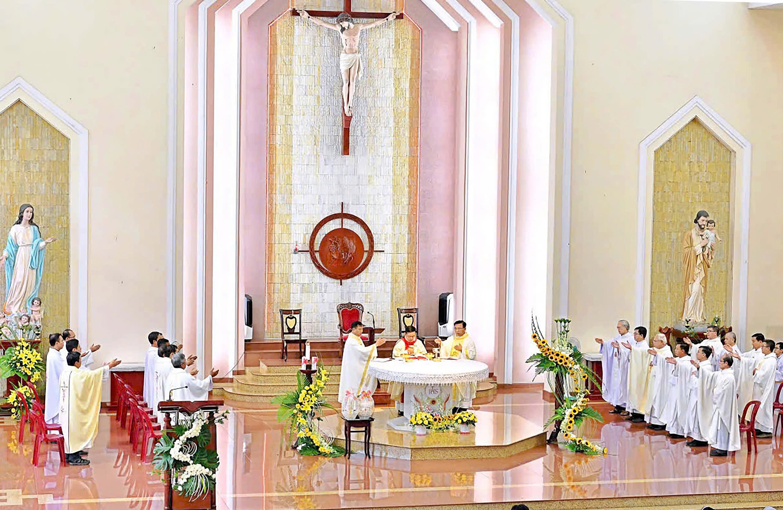 Thánh lễ tạ ơn mừng tân linh mục Maximiliano KoIbe Maria Nguyễn Quốc Việt tại giáo xứ Tân Chí Linh