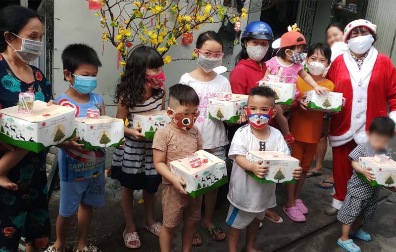 Phát quà Giáng sinh cho trẻ em và trẻ có hoàn cảnh đặc biệt