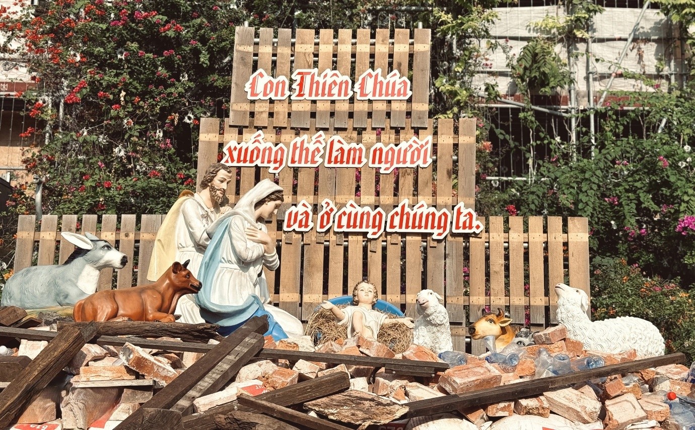 Hang đá, máng cỏ và “mùi” của Mầu nhiệm Nhập thể