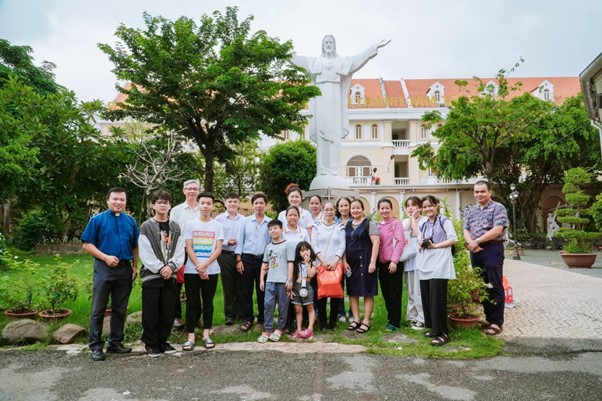 Giáo xứ Thánh Martino thăm các Cha hưu dưỡng