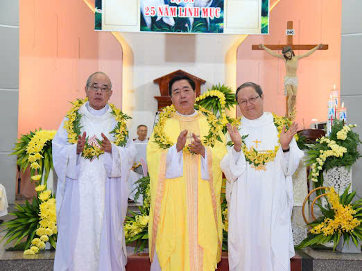Thánh lễ Tạ ơn mừng Ngân khánh Linh mục Phêrô Nguyễn Văn Cường - chánh xứ Long Bình