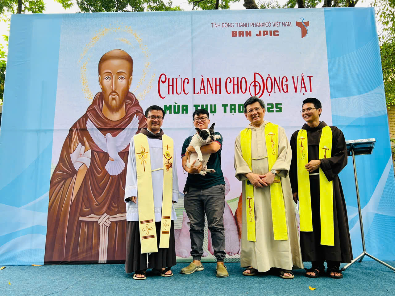 Ngợi khen Chúa, với muôn loài thụ tạo! – Chúc lành cho động vật tại Tu viện Phanxicô Thủ Đức