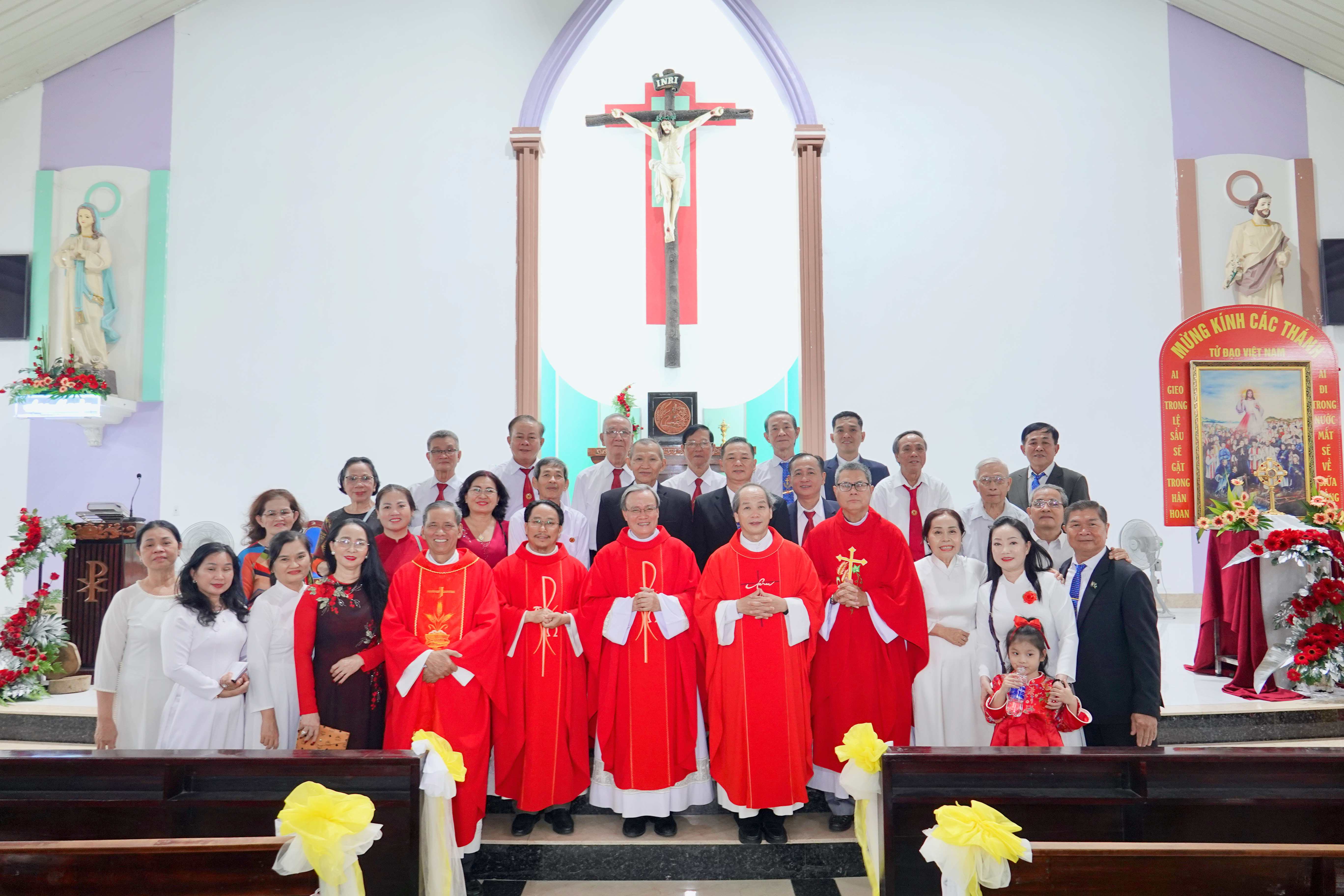 Giáo xứ Nhân Hòa: Thánh lễ kính Các Thánh Tử Đạo Việt Nam, mừng bổn mạng giáo khu 5