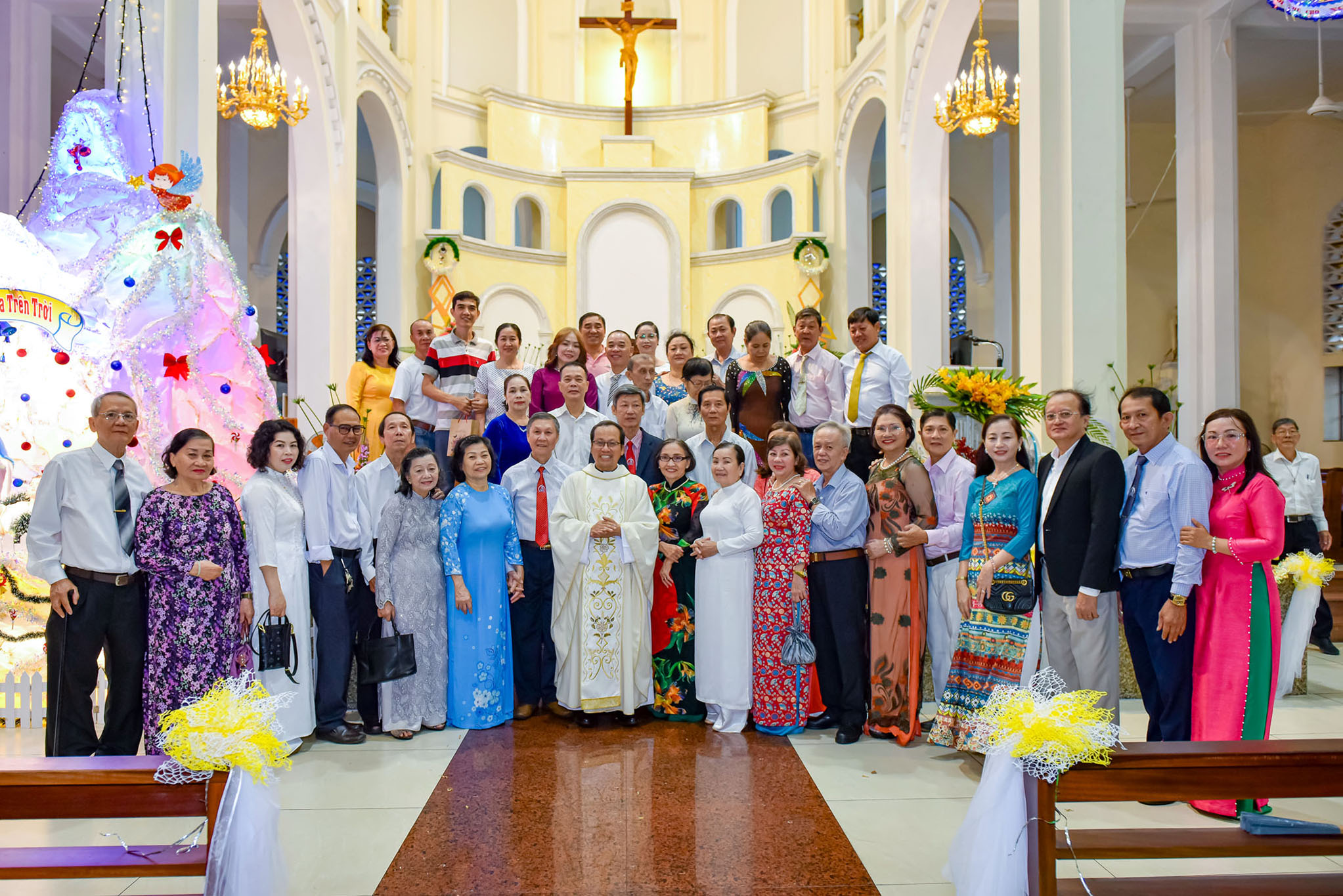 Giáo xứ Jeanne d’Arc: Thánh lễ kính Thánh Gia Thất, niềm vui của 50 đôi hôn phối