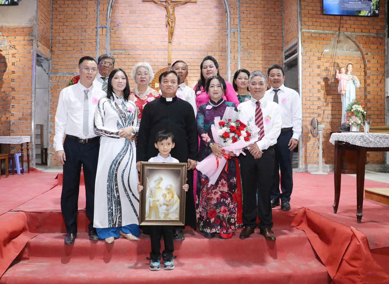 Thánh lễ Thánh Gia - Ngày hồng ân của các gia đình tại giáo xứ Môi Khôi