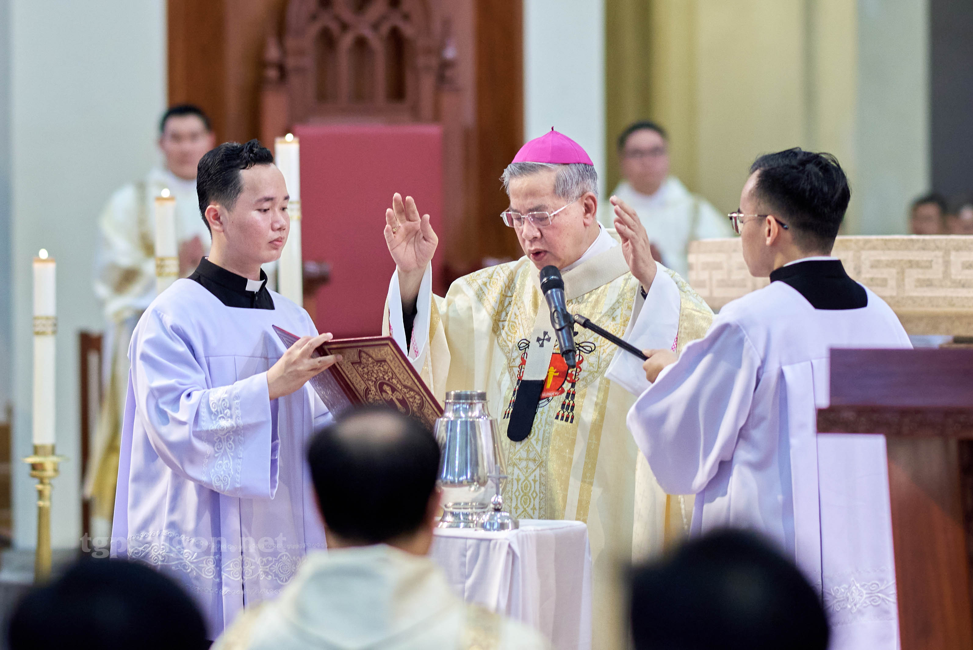 Thông báo về Thánh lễ làm phép Dầu và Lạc quyên thứ Sáu Tuần Thánh