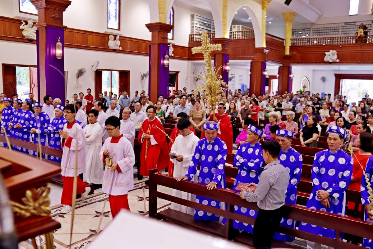 Giáo xứ Bùi Phát: Thánh lễ Chúa nhật Lễ Lá, khai mạc Tuần Thánh