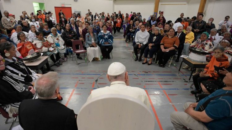 ĐTC rời Québec đến Iqaluit - Gặp riêng một số cựu học sinh các trường nội trú tại trường tiểu học ở Iqaluit
