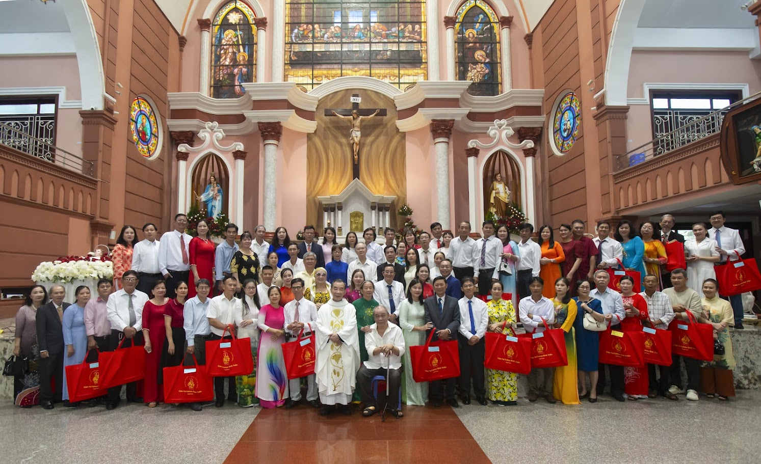 Giáo xứ Fatima Bình Triệu: Lễ Thánh Gia Thất, 53 đôi hôn phối dâng lời tạ ơn