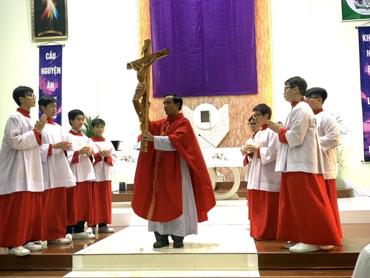 Giáo xứ Lam Sơn: Nghi thức suy tôn Thánh giá, 29-03-2024