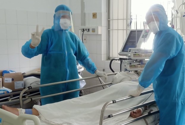 Mau về với anh và con nhé!