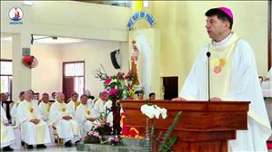 ĐTGM Marek Zalewski chúc mừng Đức tân Giám mục chính tòa Phan Thiết