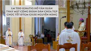 Lm TĐD Ignatio Hồ Văn Xuân thay mặt cộng đoàn chúc Tết ĐTGM Giuse Nguyễn Năng
