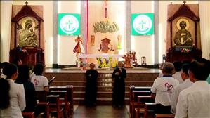 Đại diện Đoàn thể Tông đồ Giáo dân TGP Sài Gòn chúc Tết Đức TGM Giuse Nguyễn Năng và cha Đặc trách