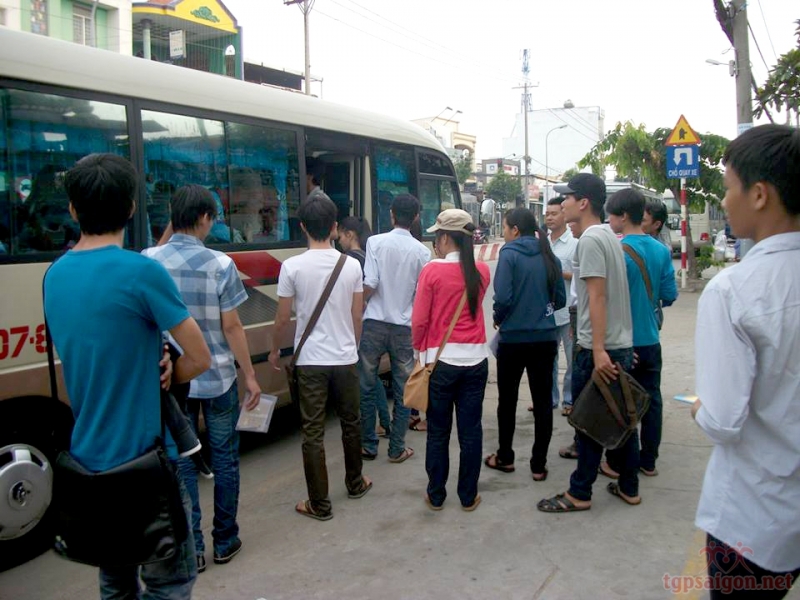 Xe đưa thí sinh đến trường thi